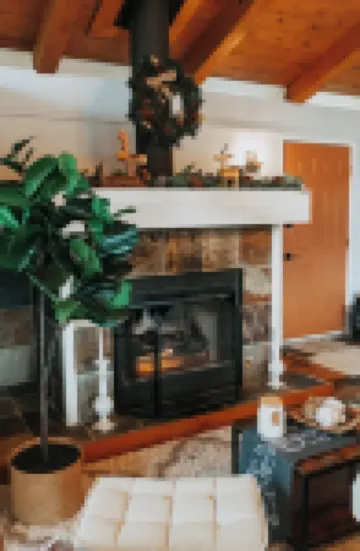 Charming Retreat with Stunning Lake Views.