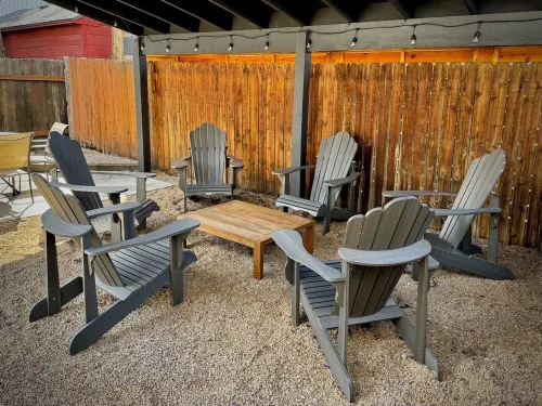 Greeley Lodge: Hot Tub, Sauna, Steps to Downtown