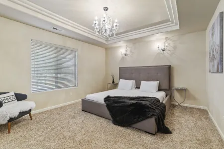 KING BED, new comfortable 4 bedroom home in Vancouver