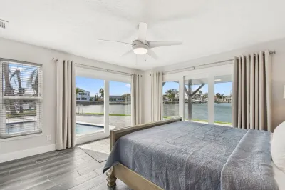 Waterfront Home with Heated Pool! 2 miles from Beach! 베이 비스타 공원 주변 호텔