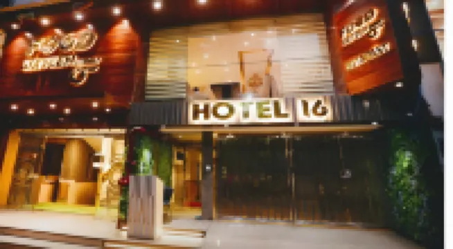 Hotel Adora 布拉里 X-ing附近的飯店