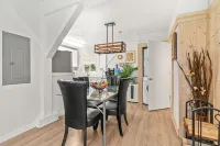 Seattle's Luxe Retreat w/ hot tub, sauna, SPA bath