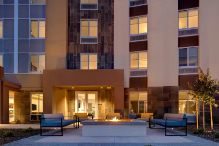 Home2 Suites by Hilton Petaluma Отели рядом с достопримечательностью «Oli Gallery Guerneville»