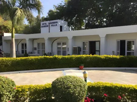 Hotel Ganesha Garden Villa Отели рядом с достопримечательностью «Кандарья-Махадева»