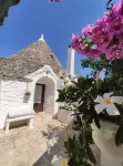Trullo alleyway, central with private garden