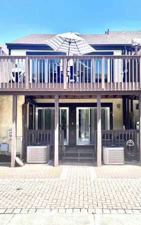 NEWLY RENOVATED BEACH BLOCK TOWNHOME!!