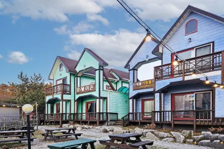 Taean Poseidon Pension Отели рядом с достопримечательностью «Kkotji Beach»