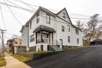 Spacious 3-bedroom apartment with WiFi, Parking in welcoming New Rochelle Hotel in zona Iona College