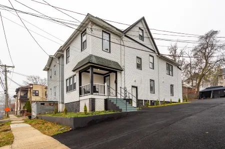 Spacious 3-bedroom apartment with WiFi, Parking in welcoming New Rochelle