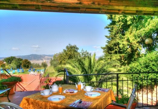 토스카나 평원을 내려다보는 수영장