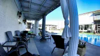R Nite Star Inn and Suites -Home of the Cowboys & Rangers - Rooftop Pools