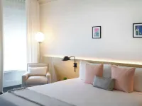 The Chicago Hotel Collection - Ambassador Gold Coast Hotels near Steppenwolf Theatre