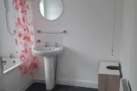 Homely 4-Bed House in Manchester Hotels in Sale