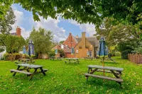 The Red Lion Hotels in Crick