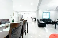 2 Homes, 1 Stay-7Br Niagara Falls Compound Hotels in Lewiston
