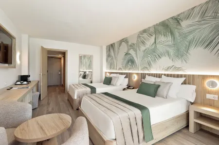 Hotel Best Triton Отели рядом с достопримечательностью «Памятник Коломаресу»