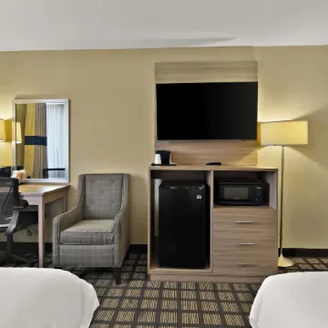 Clarion Pointe Bloomington-Normal Near I-55 and University