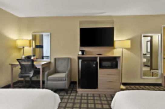 Clarion Pointe Bloomington-Normal Near I-55 and University