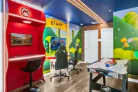 Upstay Theme Rooms and Arcade Games Plus Private Pool - شرفة