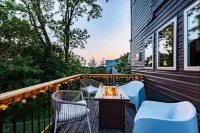 Iconic 3BD Entire House in The Heart Of Pittsburg Hotels in Green Tree