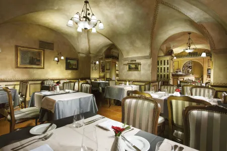 Hotel Pod Věží Отели рядом с достопримечательностью «Чумная колонна Святой Троицы»