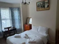 Homely 4-Bed House in Manchester Hotels in Wythenshawe
