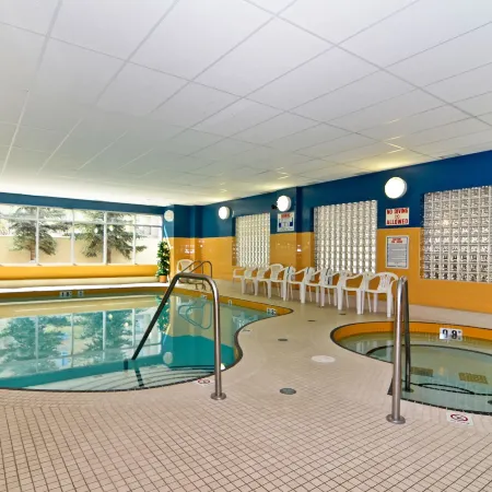 Econo Lodge Inn & Suites University