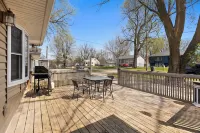Beautiful home minutes from downtown! Hotels near Des Moines International Airport