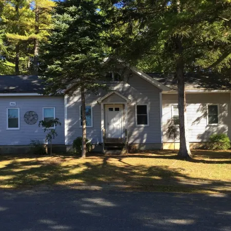 Laurel Lake Luxury 4BR, 4.5 Bath, Ranch on Fox Hollow Estate