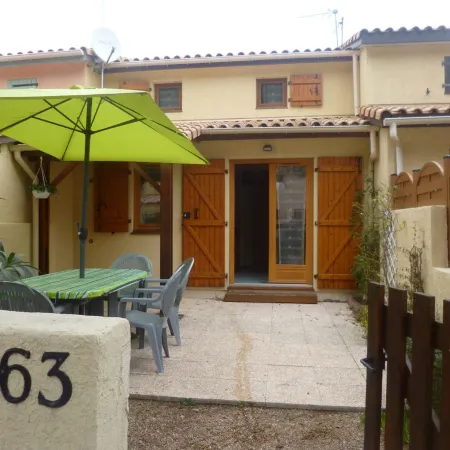 Rental villa 800 meters from the beach in St Pierre la Mer Отели в г. Флёри