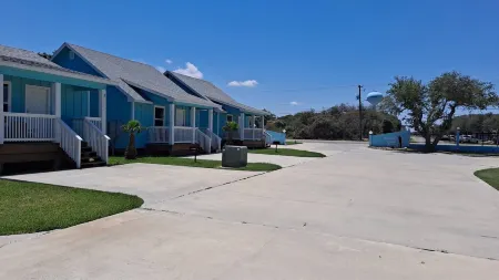 Spacious Haven for Relaxation and Enjoyment - Charming Coastal Retreat Отели в г. Рокпорт