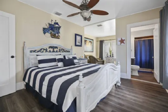 Stock Tank Pool and Spacious Living Areas - Charming Florida Retreat