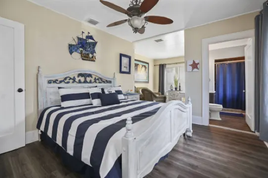 Stock Tank Pool and Spacious Living Areas - Charming Florida Retreat