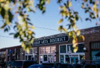 Spacious Layout with Full Kitchen and Smart Features - Charming Townhome Hotels in 