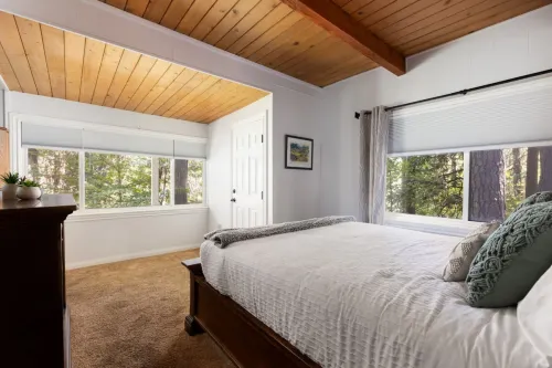 Lakes Edge Lodge| Stroll to the Lake Hotels in Crestline