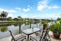 Sunshine Home Retreat Heated Pool on Canal Hotel di Cape Coral