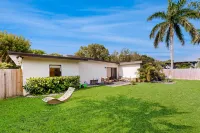 Beautifully Updated Dog-Friendly Home with Free WiFi, and Enclosed Back Yard