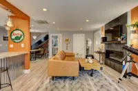 Luxurious Hot Tub and Expansive Backyard - Exquisite Garden Escape