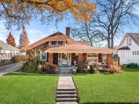 Charming Bungalow with Hot Tub and Pool Table - Cozy Retreat