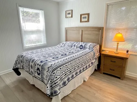 Charming Cottage with Screened Porch and Hammock - Delightful Escape Отели в г. Окракок