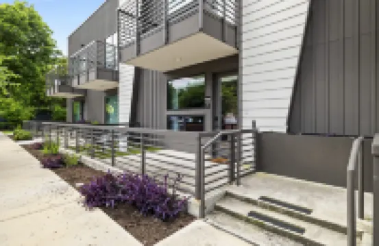 Charming Oasis with Turntable and Vinyl Collection - Delightful Hideaway