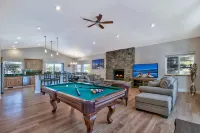Gorgeous Mountain Retreat with Hot Tub and Pool Table - Spacious Sanctuary Hotels in El Dorado County