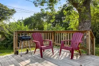 Peaceful Outdoor Space and Cozy Ambiance - Charming Tranquil Haven