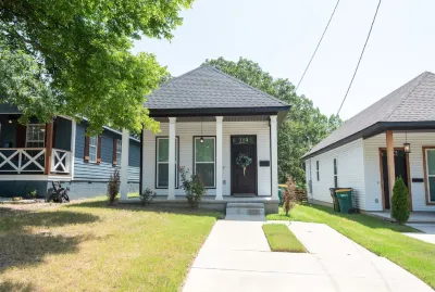 Pettaway Bungalow Hotels near MacArthur Museum of Arkansas Military History