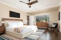 Ravens Rock Retreat: Clifftop Estate w/ 360 Views