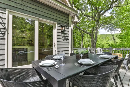 Luxurious Mountain Retreat with Expansive Deck and Cozy Fire Pit - Serene Escape