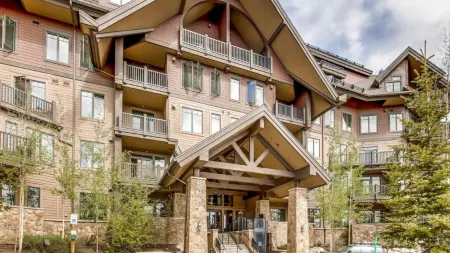 Slopeside Access and High-End Amenities - Luxurious Mountain Haven