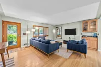 Charming Outdoor Oasis with Deck and Grill - Serene Retreat Hotels in Arvada