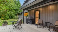 Stunning Cascade Views and Lush Garden - Charming Wine Country Haven