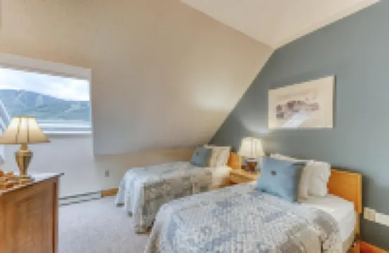 Top-floor condo with mountain views & covered parking space